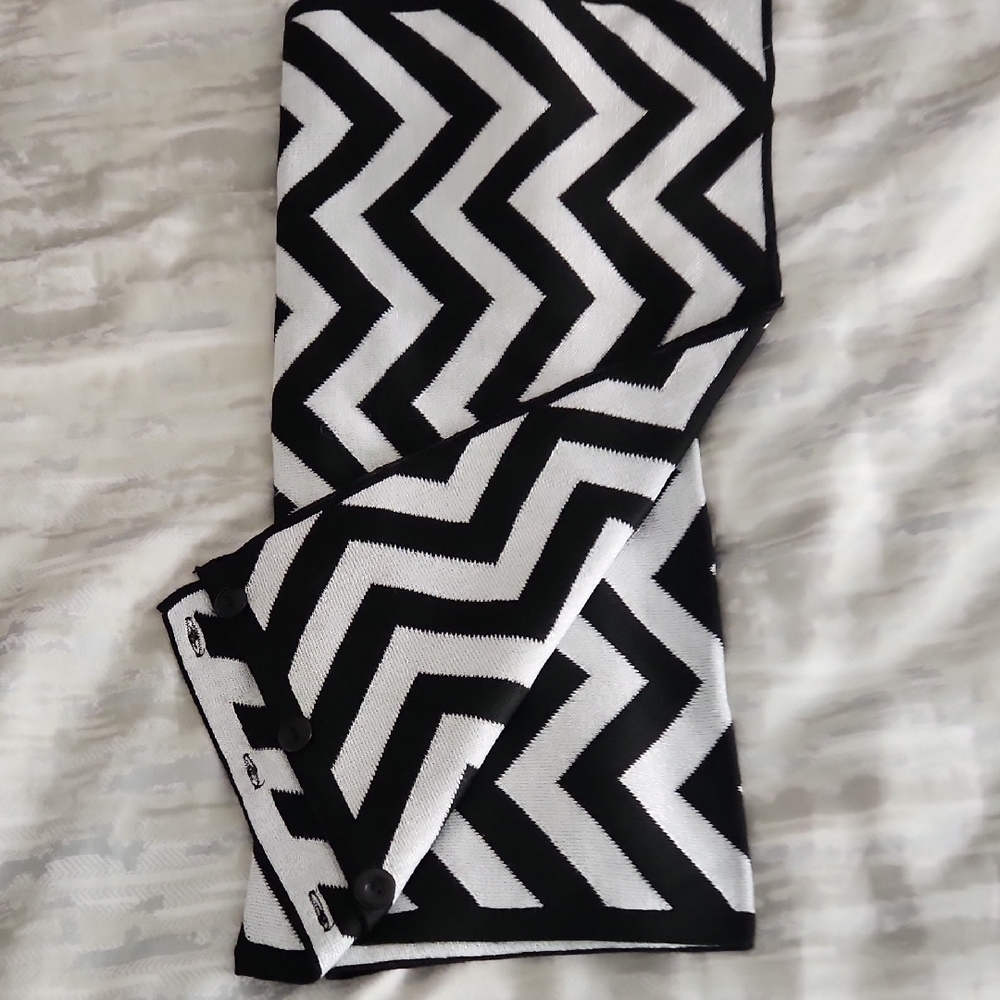 NWOT Wrap/scarf: Black and White Chevron Big Scarf